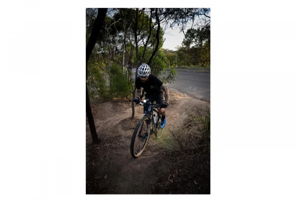 Eclairage Avant Knog PWR Mountain 2000 Lumens Noir 5 Eclairage Avant Knog PWR Mountain 2000 Lumens Noir – Image 3